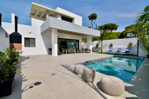Concha1 Villa avec piscine privée à Chiclana de la Frontera, Costa de la Luz, Espagne pour 12 personnes. La maison est située dans un quartier urbain proche de la plage, à proximité de restaurants et bars, de boutiques, de supermarchés et d'un court de tennis, et se trouve à 500 m de la plage de La Barrosa....
