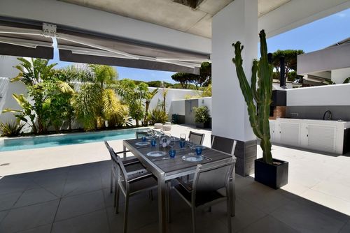 Concha1 Villa mit privatem Pool in Chiclana de la Frontera, Costa de la Luz, Spanien für 12 Personen. Das Haus befindet sich in einem urbanen Strandgebiet, in der Nähe von Restaurants und Bars, Geschäften, Supermärkten und einem Tennisplatz, und ist 500 m vom Strand La Barrosa entfernt....