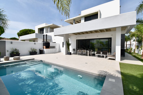 Concha1 Villa con piscina privada en Chiclana de la Frontera, Costa de la Luz, España para 12 personas. La casa está situada en una zona de playa urbana, cerca de restaurantes y bares, tiendas, supermercados y una pista de tenis, y se encuentra a 500 m de la playa de La Barrosa....