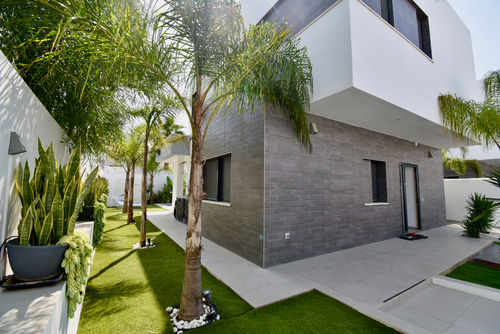Concha1 Villa con piscina privada en Chiclana de la Frontera, Costa de la Luz, España para 12 personas. La casa está situada en una zona de playa urbana, cerca de restaurantes y bares, tiendas, supermercados y una pista de tenis, y se encuentra a 500 m de la playa de La Barrosa....