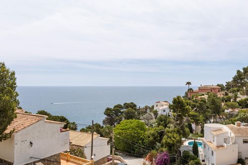 Tranquil Townhouse in Balcon al Mar Casa en Jávea, Costa Blanca, España, con piscina comunitaria para 4 personas. La casa se encuentra en una zona costera y montañosa....
