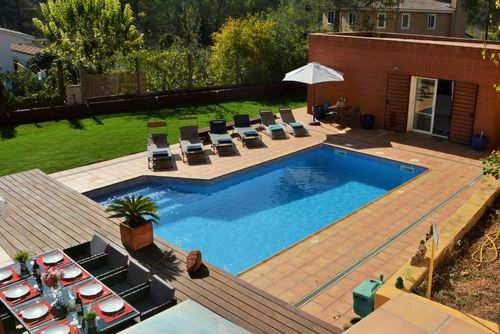 Only a 10-minute drive from Sitges. Villa Maria. High Comodity  Nice outdoor Area Very Calm Area Villa confortable avec piscine privée à Sitges, Costa Dorada, Espagne, pour 12 personnes. La maison est située dans une zone rurale, boisée, urbaine et montagneuse proche de la plage, à proximité d'un parcours de golf, à 3 km de la plage (12 minutes en voiture) et à 3 km de la ville la plus proche (5 minutes en voiture)....