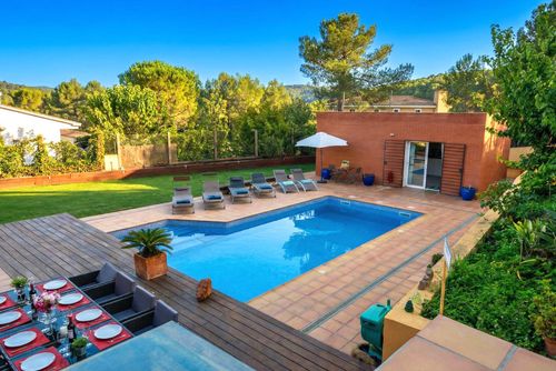 Only a 10-minute drive from Sitges. Villa Maria. High Comodity  Nice outdoor Area Very Calm Area Comfortable villa in Sitges, Costa Dorada, Spain with private pool for 12 people. The house is situated in a rural, wooded, urban and mountainous beach area, close to a golf course, 3 km from the beach (a 12-minute drive) and 3 km from the nearest town (a 5-minute drive)....