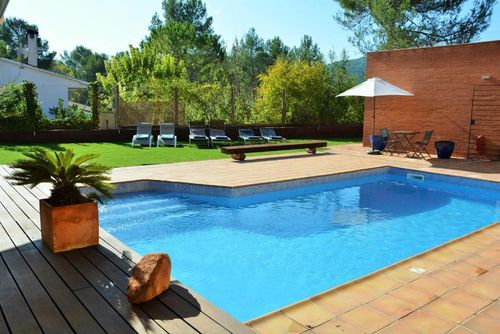 Only a 10-minute drive from Sitges. Villa Maria. High Comodity  Nice outdoor Area Very Calm Area Villa confortable à Sitges, Costa Dorada, Espagne, avec piscine privée pour 12 personnes. La maison est située dans une zone rurale, boisée, urbaine et montagneuse près de la plage, à proximité d'un parcours de golf, à 3 km de la plage (12 min en voiture) et à 3 km de la ville (5 min en voiture)....