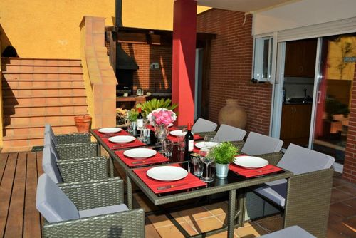 Only a 10-minute drive from Sitges. Villa Maria. High Comodity  Nice outdoor Area Very Calm Area Comfortabele villa in Sitges, Costa Dorada, Spanje met privézwembad voor 12 personen. Het huis is gelegen in een landelijke, bosrijke, stedelijke en bergachtige kustgebied, dichtbij een golfbaan, op 3 km van het strand (een rit van 12 minuten) en op 3 km van de dichtstbijzijnde stad (een rit van 5 minuten)....