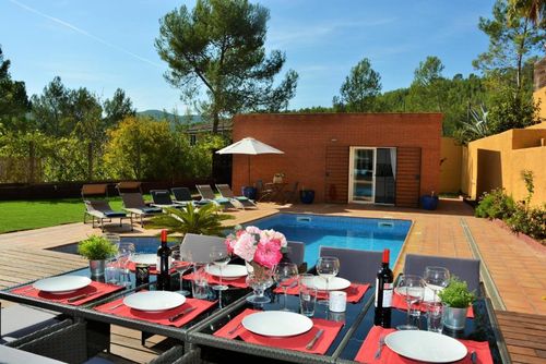 Only a 10-minute drive from Sitges. Villa Maria. High Comodity  Nice outdoor Area Very Calm Area Comfortable villa in Sitges, Costa Dorada, Spain with private pool for 12 people. The house is situated in a rural, wooded, urban and mountainous beach area, close to a golf course, 3 km from the beach (a 12-minute drive) and 3 km from the nearest town (a 5-minute drive)....