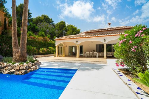 Alma 4 pax Hermosa y confortable villa con piscina privada en Jávea, Costa Blanca, España para 4 personas. La casa está situada en una zona residencial de playa, a 3 km de la playa El Arenal y a 5 km del Casco Antiguo de Jávea (Jávea Pueblo)....