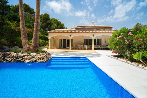 Alma 4 pax Schöne und komfortable Villa mit privatem Pool in Javea, Costa Blanca, Spanien für 4 Personen. Das Haus liegt in einem Wohngebiet am Strand, 3 km vom Strand El Arenal und 5 km von der Altstadt von Javea (Jávea Pueblo) entfernt....