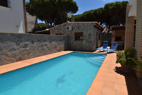 La Barrosa 303 Casa con piscina privada en La Barrosa, Costa de la Luz, España, para 4 personas. La casa está situada en una zona urbana de playa y se encuentra a 500 m de la playa de La Barrosa....