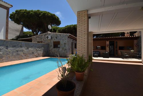 La Barrosa 303 Casa con piscina privada en La Barrosa, Costa de la Luz, España, para 4 personas. La casa está situada en una zona urbana de playa y se encuentra a 500 m de la playa de La Barrosa....