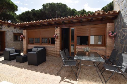 La Barrosa 303 Casa en La Barrosa, Costa de la Luz, España, con piscina privada para 4 personas. La casa se encuentra en una zona de playa urbana y está a 500 m de la playa de La Barrosa....