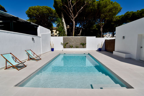 Coto Villa à La Barrosa, Costa de la Luz, Espagne, avec piscine privée pour 8 personnes. La maison est située dans une zone résidentielle proche de la plage et se trouve à 1 km de la plage de La Barrosa....