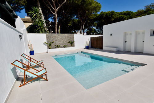 Coto Villa à La Barrosa, Costa de la Luz, Espagne, avec piscine privée pour 8 personnes. La maison est située dans une zone résidentielle proche de la plage et se trouve à 1 km de la plage de La Barrosa....