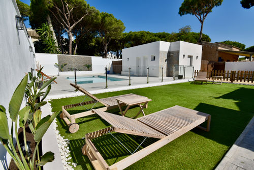 Coto Villa avec piscine privée à Chiclana de la Frontera, Costa de la Luz, Espagne pour 8 personnes. La maison est située dans un quartier résidentiel proche de la plage et se trouve à 1 km de la plage de La Barrosa....