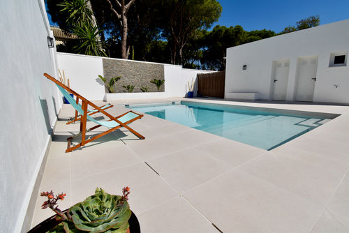 Coto Villa avec piscine privée à Chiclana de la Frontera, Costa de la Luz, Espagne pour 8 personnes. La maison est située dans un quartier résidentiel proche de la plage et se trouve à 1 km de la plage de La Barrosa....