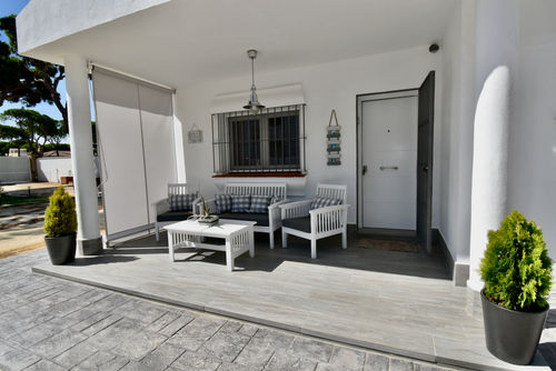 Coto Villa avec piscine privée à Chiclana de la Frontera, Costa de la Luz, Espagne pour 8 personnes. La maison est située dans un quartier résidentiel proche de la plage et se trouve à 1 km de la plage de La Barrosa....