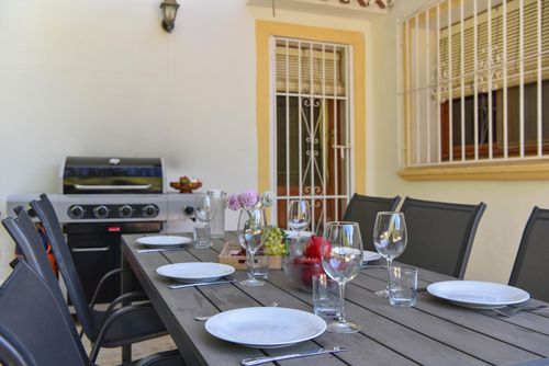 Nora Bellissima e allegra villa a Benitachell, Costa Blanca, Spagna con piscina privata per 6 persone. La casa è situata in una zona collinare residenziale vicino alla spiaggia, a 4 km dalla spiaggia di Cala Moraig e a 4 km da Moraira....