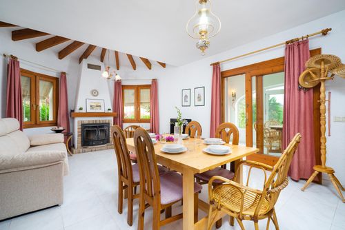 Nora Schöne und fröhliche Villa in Benitachell, Costa Blanca, Spanien, mit privatem Pool für 6 Personen. Das Haus befindet sich in einer hügeligen und wohnlichen Strandgegend, 4 km vom Strand Cala Moraig und 4 km von Moraira entfernt....