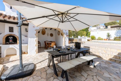 Casa Nero Wunderschönes und angenehmes Ferienhaus in Javea, Costa Blanca, Spanien, mit privatem Pool für 6 Personen. Das Haus befindet sich in einer hügeligen Wohngegend, in der Nähe von Restaurants und Bars, und ist 4 km vom Strand Cala Barraca entfernt....