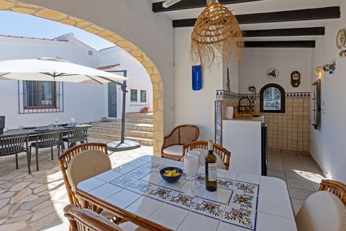 Casa Nero Wunderschönes und angenehmes Ferienhaus in Javea, Costa Blanca, Spanien, mit privatem Pool für 6 Personen. Das Haus befindet sich in einer hügeligen Wohngegend, in der Nähe von Restaurants und Bars, und ist 4 km vom Strand Cala Barraca entfernt....