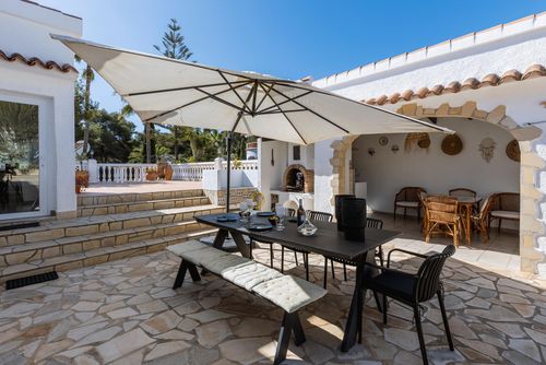 Casa Nero Wunderschönes und angenehmes Ferienhaus in Javea, Costa Blanca, Spanien, mit privatem Pool für 6 Personen. Das Haus befindet sich in einer hügeligen Wohngegend, in der Nähe von Restaurants und Bars, und ist 4 km vom Strand Cala Barraca entfernt....
