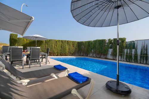 El Boticari Hermosa y cómoda casa en El Verger, Costa Blanca, España, con piscina privada para 6 personas. La casa está situada en una zona residencial de playa, cerca de restaurantes y bares, a 500 m de la playa de L'Almadrava y a 0,5 km del Mar Mediterráneo....