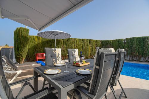 El Boticari Schönes und komfortables Haus in El Verger, Costa Blanca, Spanien mit privatem Pool für 6 Personen. Das Haus befindet sich in einer Wohngegend am Strand, in der Nähe von Restaurants und Bars, 500 m vom Strand Playa L'Almadrava und 0,5 km vom Mittelmeer entfernt....
