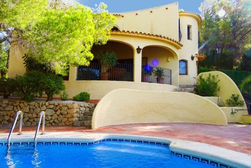 Casa Kirbo Wunderbare und komfortable Villa in Altea, Costa Blanca, Spanien, mit privatem Pool für 4 Personen. Das Haus befindet sich in einer Küsten-, hügeligen und Wohngegend, in der Nähe eines Golfplatzes und 3 km vom Playa de la Olla Strand entfernt....