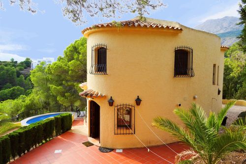 Casa Kirbo Magnifique et confortable villa à Altea, Costa Blanca, Espagne, avec piscine privée pour 4 personnes. La maison est située dans une zone côtière, vallonnée et résidentielle, à proximité d'un terrain de golf et à 3 km de la plage de Playa de la Olla....