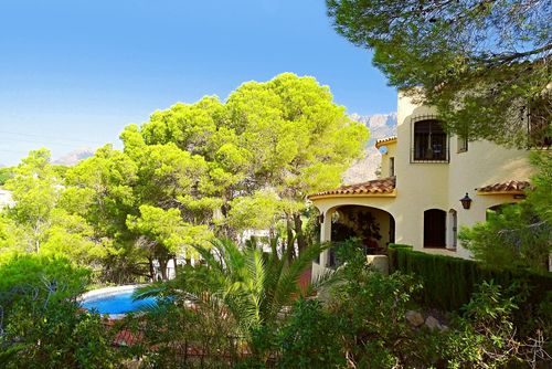 Casa Kirbo Superbe et confortable villa avec piscine privée à Altea, Costa Blanca, Espagne pour 4 personnes. La maison est située dans un quartier côtier, vallonné et résidentiel, à proximité d'un parcours de golf et à 3 km de la plage de la Olla....