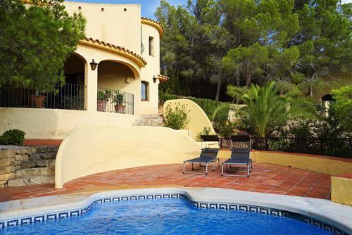 Casa Kirbo Wunderbare und komfortable Villa mit privatem Pool in Altea, Costa Blanca, Spanien für 4 Personen. Das Haus befindet sich in einer küstennahen, hügeligen und Wohngegend, nahe einem Golfplatz und 3 km vom Playa de la Olla Strand entfernt....