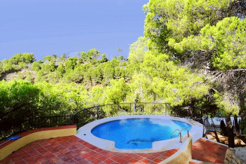 Casa Kirbo Wondervolle en comfortabele villa in Altea, Costa Blanca, Spanje met privé zwembad voor 4 personen. Het huis is gelegen in een kustachtige, heuvelachtige en residentiële omgeving, dicht bij een golfbaan en op 3 km van het Playa de la Olla strand....