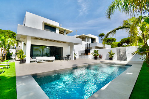 Concha2 Villa avec piscine privée à Chiclana de la Frontera, Costa de la Luz, Espagne, pour 10 personnes. La maison est située dans une zone urbaine proche de la plage, à proximité de restaurants, bars, commerces, supermarchés et d'un court de tennis, et à 500 m de la plage de La Barrosa....
