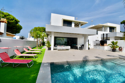 Concha2 Villa avec piscine privée à Chiclana de la Frontera, Costa de la Luz, Espagne, pour 10 personnes. La maison est située dans une zone urbaine proche de la plage, à proximité de restaurants, bars, commerces, supermarchés et d'un court de tennis, et à 500 m de la plage de La Barrosa....