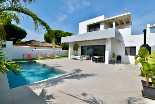 Concha2 Villa mit privatem Pool in Chiclana de la Frontera, Costa de la Luz, Spanien für 10 Personen. Das Haus befindet sich in einem urbanen Strandgebiet, nahe Restaurants und Bars, Geschäften, Supermärkten und einem Tennisplatz, und ist 500 m vom Strand La Barrosa entfernt....