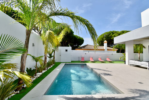 Concha2 Villa mit privatem Pool in Chiclana de la Frontera, Costa de la Luz, Spanien für 10 Personen. Das Haus befindet sich in einem urbanen Strandgebiet, nahe Restaurants und Bars, Geschäften, Supermärkten und einem Tennisplatz, und ist 500 m vom Strand La Barrosa entfernt....