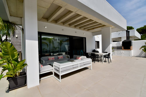 Concha2 Villa con piscina privada en Chiclana de la Frontera, Costa de la Luz, España, para 10 personas. La casa está situada en una zona costera urbana, cerca de restaurantes y bares, tiendas, supermercados y una pista de tenis, y se encuentra a 500 m de la playa de La Barrosa....