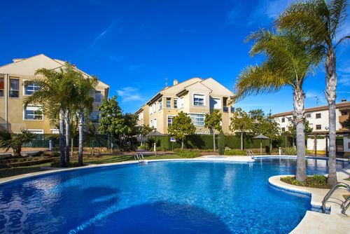 Jardines de Masia Moderne und angenehme Wohnung mit Gemeinschaftspool in Javea, Costa Blanca, Spanien für 6 Personen. Die Wohnung befindet sich in einem Wohngebiet am Strand, in der Nähe von Restaurants und Bars, Geschäften, Supermärkten und einem Tennisplatz, 1 km vom Arenal-Strand und 1 km vom Mittelmeer entfernt....