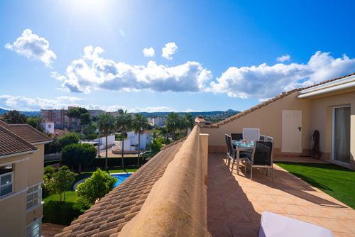 Jardines de Masia Apartamento moderno y agradable con piscina comunitaria en Jávea, Costa Blanca, España para 6 personas. El apartamento está situado en una zona residencial de playa, cerca de restaurantes y bares, tiendas, supermercados y una pista de tenis, a 1 km de la Playa del Arenal y a 1 km del Mediterráneo....