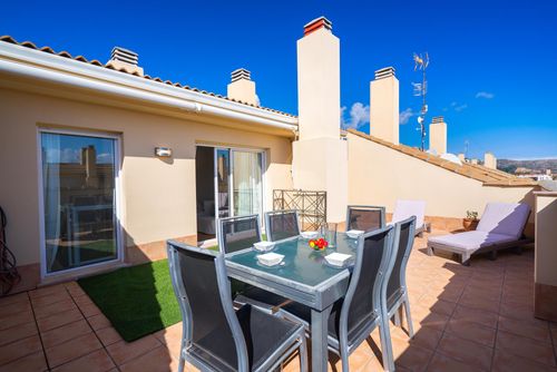 Jardines de Masia Moderne und angenehme Wohnung mit Gemeinschaftspool in Javea, Costa Blanca, Spanien für 6 Personen. Die Wohnung befindet sich in einem Wohngebiet am Strand, in der Nähe von Restaurants und Bars, Geschäften, Supermärkten und einem Tennisplatz, 1 km vom Arenal-Strand und 1 km vom Mittelmeer entfernt....