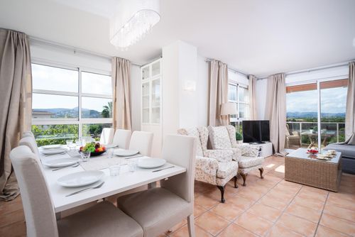 Jardines de Masia Apartamento moderno y agradable con piscina comunitaria en Jávea, Costa Blanca, España para 6 personas. El apartamento está situado en una zona residencial de playa, cerca de restaurantes y bares, tiendas, supermercados y una pista de tenis, a 1 km de la Playa del Arenal y a 1 km del Mediterráneo....