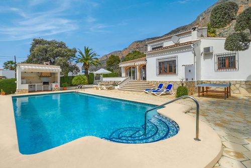 Elvi Magnifique et confortable maison de vacances à Jávea, sur la Costa Blanca, Espagne, avec piscine privée pour 10 personnes. La maison est située dans un quartier résidentiel de plage, à 4 km de La Grava, plage de Jávea....