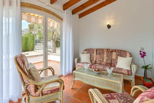 Elvi Belle et confortable maison de vacances avec piscine privée à Jávea, Costa Blanca, Espagne pour 10 personnes. La maison est située dans une zone résidentielle près de la plage et à 4 km de la plage La Grava, Jávea....