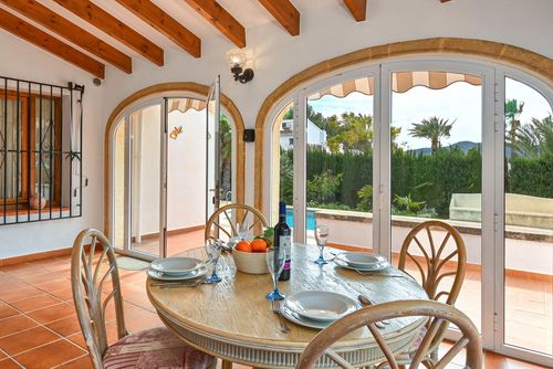 Elvi 8 Magnifique et confortable maison de vacances avec piscine privée à Jávea, sur la Costa Blanca, en Espagne, pour 8 personnes. La maison est située dans une zone résidentielle de plage, à 4 km de la plage La Grava, Jávea....