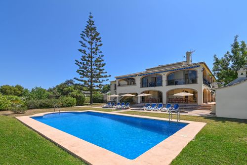 Jasmin Grote en comfortabele villa in Javea, Costa Blanca, Spanje met privézwembad voor 14 personen. Het huis is gelegen in een residentieel strandgebied en op 2 km van El Arenal, het strand van Javea....