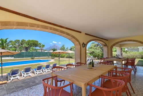 Jasmin Grande e confortevole villa a Jávea, Costa Blanca, Spagna, con piscina privata per 14 persone. La casa è situata in una zona residenziale vicino alla spiaggia, a 2 km dalla spiaggia di El Arenal, Jávea....