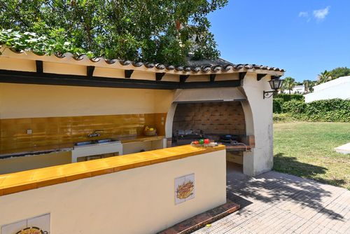 Jasmin 6 pax Groot en comfortabel vakantiehuis met privézwembad in Jávea, Costa Blanca, Spanje voor 6 personen. Het huis is gelegen in een residentiële strandwijk en op 2 km van het strand El Arenal, Jávea....