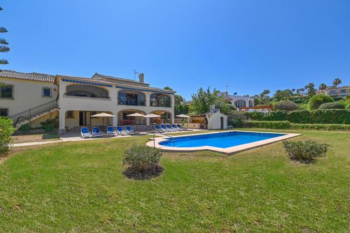 Jasmin 10 pax Amplia y confortable casa de vacaciones con piscina privada en Xàbia, Costa Blanca, España para 10 personas. La casa está situada en una zona residencial de playa a 2 km de la playa El Arenal, Xàbia....