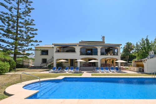 Jasmin 10 pax Amplia y confortable casa de vacaciones con piscina privada en Xàbia, Costa Blanca, España para 10 personas. La casa está situada en una zona residencial de playa a 2 km de la playa El Arenal, Xàbia....
