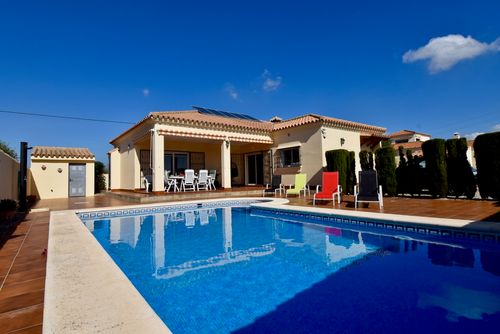 Grazalema Wonderful and comfortable villa in Chiclana de la Frontera, Costa de la Luz, Spain with private pool for 6 persons. The house is situated 3 km from La Barrosa beach and 5 km from La Barrosa....